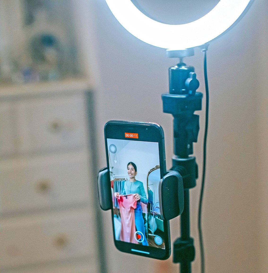 Photo of a home studio setup to film a video on a mobile phone.